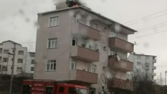 Çatıda çıkan yangın paniğe sebep oldu