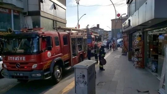 Çatıda patlatılan torpil ve havai fişek yangın çıkardı