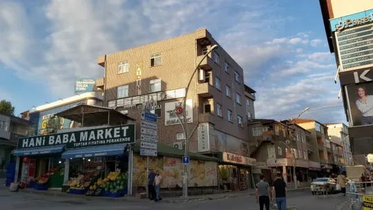 Çatıda patlatılan torpil ve havai fişek yangın çıkardı
