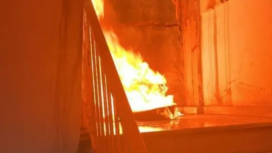 Çatıda patlatılan torpil ve havai fişek yangın çıkardı