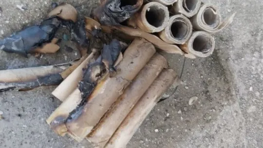 Çatıda patlatılan torpil ve havai fişek yangın çıkardı