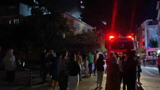 Çatıdaki yangın mahalleliyi sokağa döktü