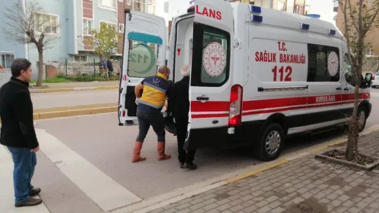 Evinin çatısından aşağıya düştü