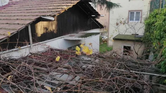 Evinin çatısından aşağıya düştü