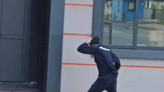 Çatıdan kopan kereste seyir halindeki otobüse saplandı