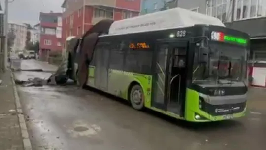 Çatıdan kopan kereste seyir halindeki otobüse saplandı