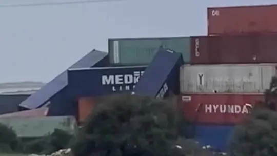 Çatıdan kopan kereste seyir halindeki otobüse saplandı