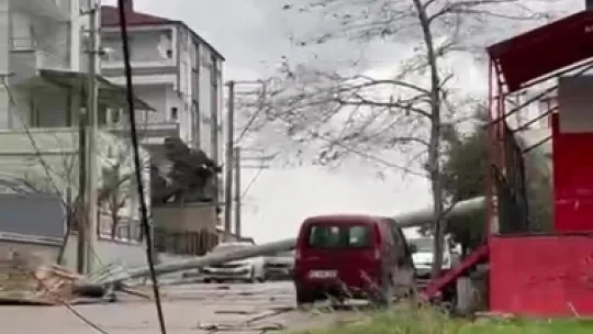 Çatıdan kopan kereste seyir halindeki otobüse saplandı