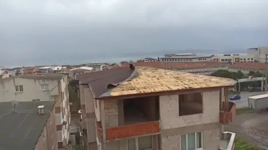 Çatıdan kopan kereste seyir halindeki otobüse saplandı