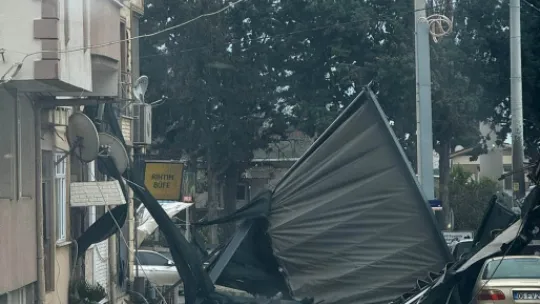 Çatıdan kopan kereste seyir halindeki otobüse saplandı