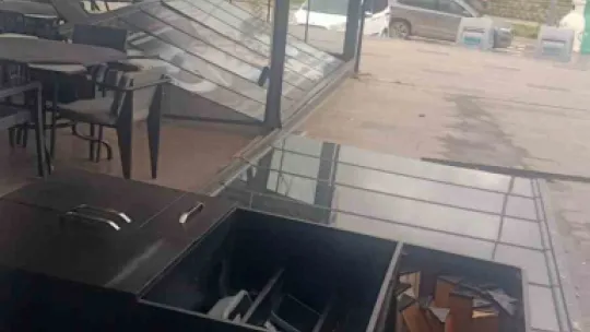 Çatıdan kopan kereste seyir halindeki otobüse saplandı