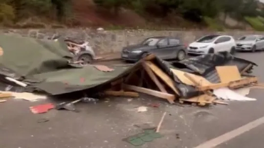 Çatıdan kopan kereste seyir halindeki otobüse saplandı