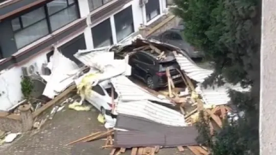 Çatıdan kopan kereste seyir halindeki otobüse saplandı