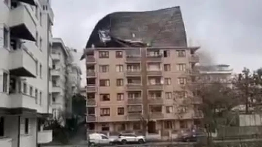 Çatıdan kopan kereste seyir halindeki otobüse saplandı