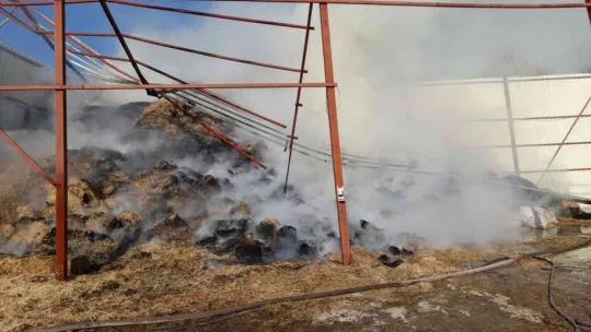 Çatıyı onarmak isterken yangına sebep oldular