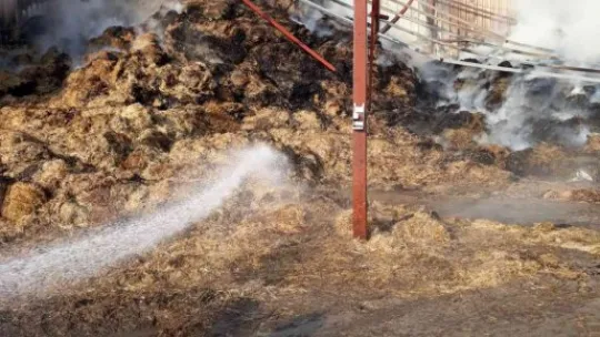 Çatıyı onarmak isterken yangına sebep oldular