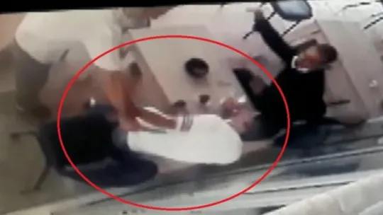 Çay içen şahsı defalarca böyle bıçakladı!