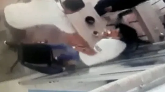 Çay içen şahsı defalarca böyle bıçakladı!