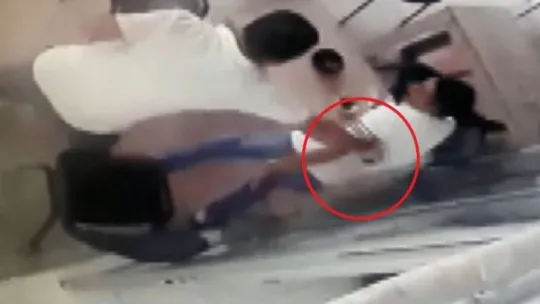 Çay içen şahsı defalarca böyle bıçakladı!