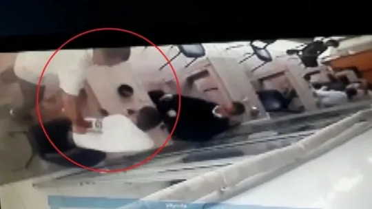 Çay içen şahsı defalarca böyle bıçakladı!