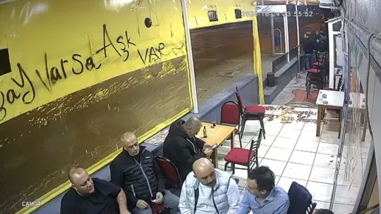 Çay ocağında otururken silahlı saldırıya uğradı