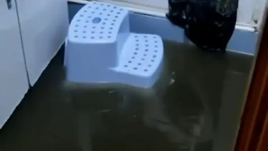 Yollar göle döndü, evleri su bastı