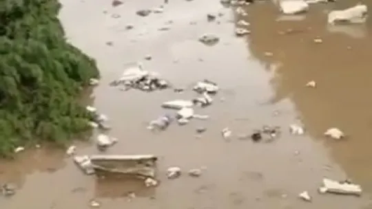 Yollar göle döndü, evleri su bastı