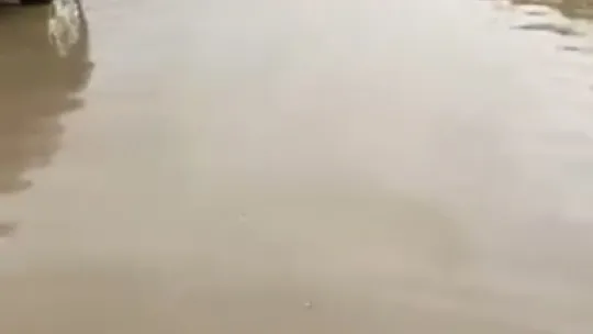 Yollar göle döndü, evleri su bastı