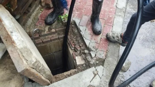 Yollar göle döndü, evleri su bastı