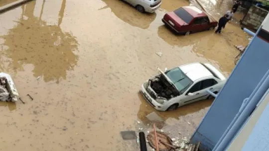 Yollar göle döndü, evleri su bastı