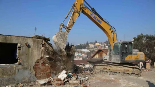Cedit'te 7 bina daha yıkıldı