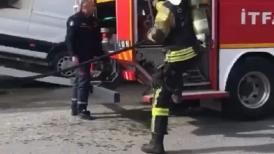 Çekici üzerindeki minibüs alevlere teslim oldu