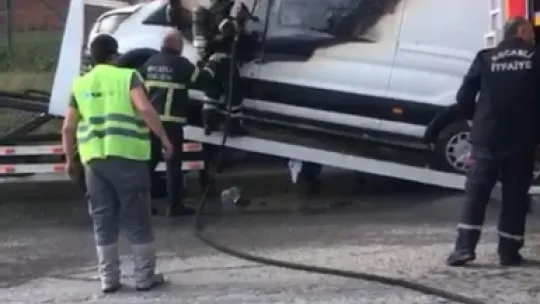 Çekici üzerindeki minibüs alevlere teslim oldu