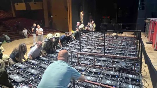 Konser Salonu'nda dev ekran insanların üzerine devrildi