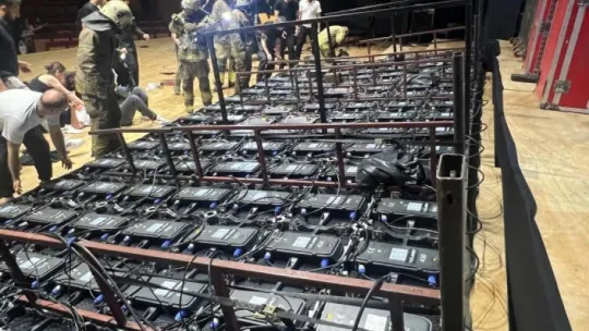 Konser Salonu'nda dev ekran insanların üzerine devrildi