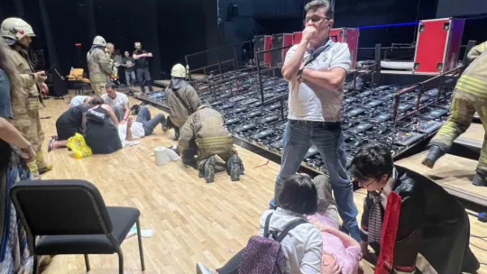 Konser Salonu'nda dev ekran insanların üzerine devrildi