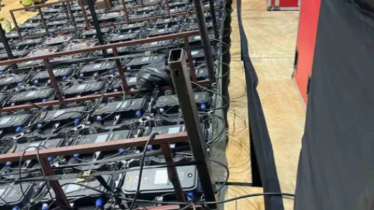 Konser Salonu'nda dev ekran insanların üzerine devrildi