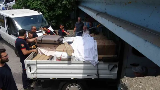Çeyiz yüklü kamyonet alt geçitte sıkıştı