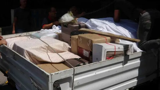 Çeyiz yüklü kamyonet alt geçitte sıkıştı