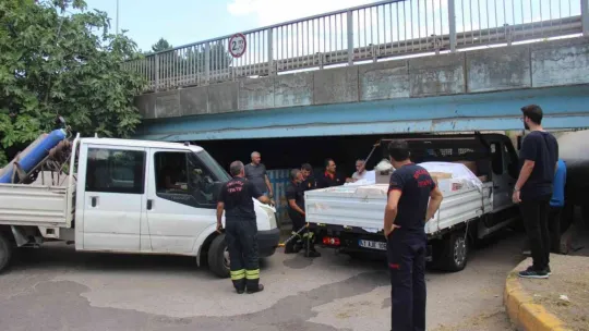 Çeyiz yüklü kamyonet alt geçitte sıkıştı