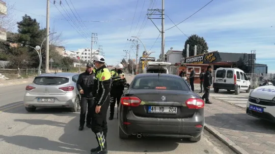 Ceza yememek için cam filmlerini elleriyle söktü