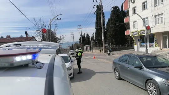 Ceza yememek için cam filmlerini elleriyle söktü