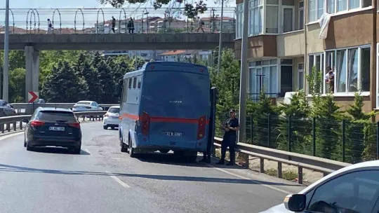 Cezaevi mahkum aracının da karıştığı zincirleme kazada 4 yaralı