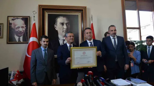CHP Genel Başkanı Özel mazbatasını aldı