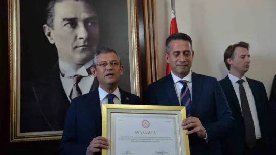 CHP Genel Başkanı Özel mazbatasını aldı