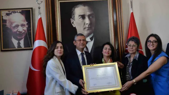 CHP Genel Başkanı Özel mazbatasını aldı
