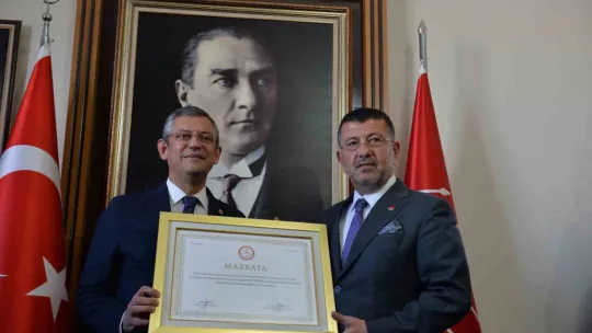 CHP Genel Başkanı Özel mazbatasını aldı