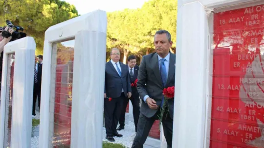 Özel, Şehitler Abidesinde Atatürk Anıtına çelenk bıraktı