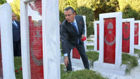 Özel, Şehitler Abidesinde Atatürk Anıtına çelenk bıraktı