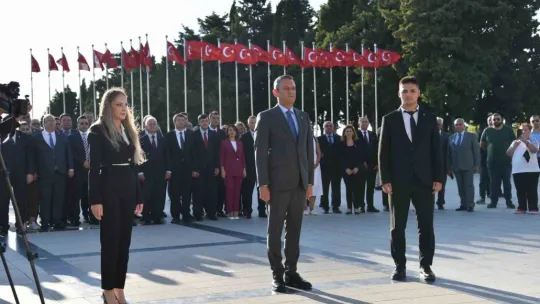 Özel, Şehitler Abidesinde Atatürk Anıtına çelenk bıraktı